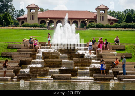 Missouri St. Louis Forest Park Government Hill, World's Fair Pavilion Springbrunnen Kaskadierung Wasser, Menschen Mann Männer männlich, Frau weibliche Frauen Kinder kil Stockfoto