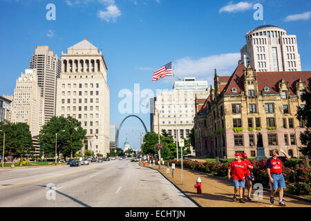 Saint St. Louis Missouri, Market Street, St. Louis Gateway Mall, Gateway Arch, Straßenszene, Bogen, Gebäude, Sehenswürdigkeit, Rathaus, Gebäude für Zivilgerichte, 22. Ju Stockfoto