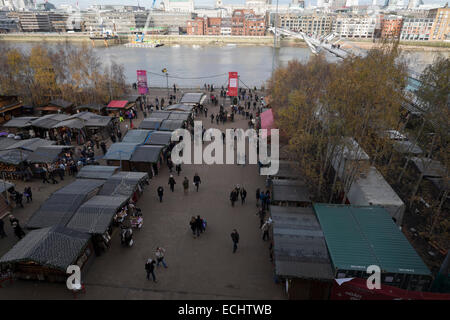 Luftaufnahme der Weihnachtsmarkt in der Londoner Tate Modern Gallery in St. Pauls Kathedrale und Themse im Hintergrund Stockfoto