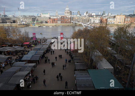 Luftaufnahme der Weihnachtsmarkt in der Londoner Tate Modern Gallery in St. Pauls Kathedrale und Themse im Hintergrund Stockfoto