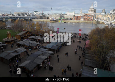 Luftaufnahme der Weihnachtsmarkt in der Londoner Tate Modern Gallery in St. Pauls Kathedrale und Themse im Hintergrund Stockfoto