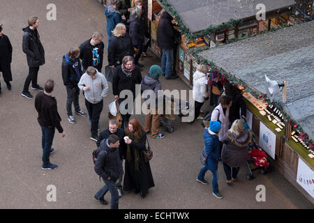 Luftaufnahme des Menschen beim Einkaufen am Londoner Weihnachtsmarkt in der Tate Modern Gallery Stockfoto