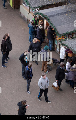 Luftaufnahme des Menschen beim Einkaufen am Londoner Weihnachtsmarkt in der Tate Modern Gallery Stockfoto