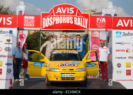 ISTANBUL Türkei 17. August 2014 Murat Guray Fiat Palio Auto Podium Zeremonie Avis Bosporus Rallye Stockfoto