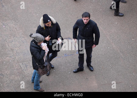 Luftaufnahme des Menschen beim Einkaufen am Londoner Weihnachtsmarkt in der Tate Modern Gallery Stockfoto