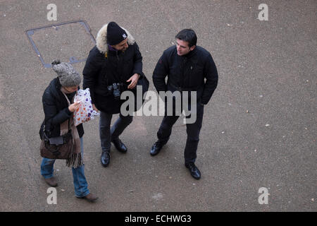 Luftaufnahme des Menschen beim Einkaufen am Londoner Weihnachtsmarkt in der Tate Modern Gallery Stockfoto
