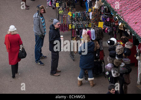 Luftaufnahme des Menschen beim Einkaufen am Londoner Weihnachtsmarkt in der Tate Modern Gallery Stockfoto