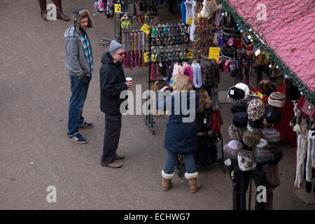 Luftaufnahme des Menschen beim Einkaufen am Londoner Weihnachtsmarkt in der Tate Modern Gallery Stockfoto
