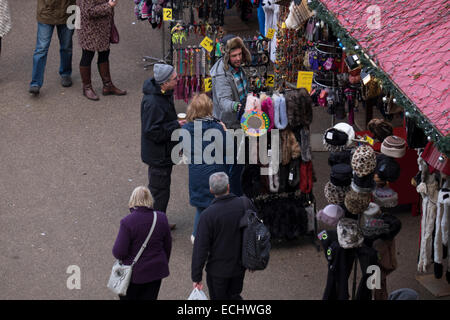 Luftaufnahme des Menschen beim Einkaufen am Londoner Weihnachtsmarkt in der Tate Modern Gallery Stockfoto