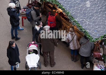 Luftaufnahme des Menschen beim Einkaufen am Londoner Weihnachtsmarkt in der Tate Modern Gallery Stockfoto