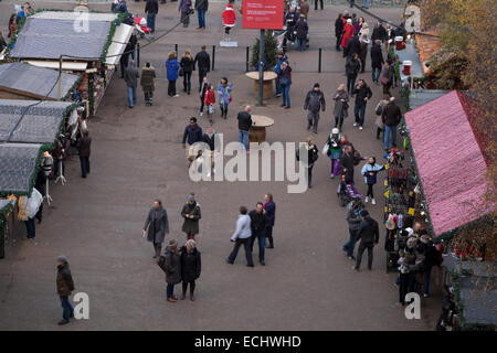 Luftaufnahme des Menschen beim Einkaufen am Londoner Weihnachtsmarkt in der Tate Modern Gallery Stockfoto