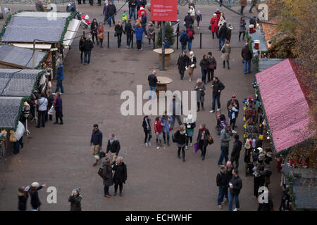 Luftaufnahme des Menschen beim Einkaufen am Londoner Weihnachtsmarkt in der Tate Modern Gallery Stockfoto