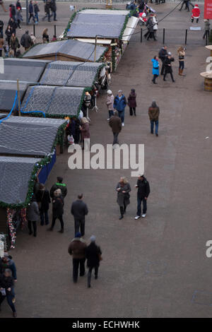 Luftaufnahme des Menschen beim Einkaufen am Londoner Weihnachtsmarkt in der Tate Modern Gallery Stockfoto
