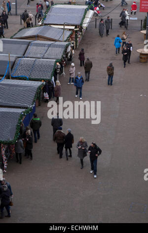 Luftaufnahme des Menschen beim Einkaufen am Londoner Weihnachtsmarkt in der Tate Modern Gallery Stockfoto
