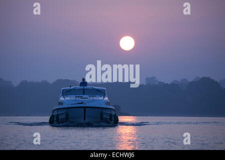 Cruise Boot überqueren Lough Ree im Morgengrauen, Fluss Shannon, County Westmeath, Irland. Stockfoto