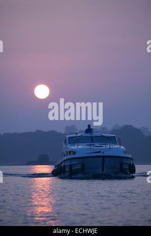 Cruise Boot überqueren Lough Ree im Morgengrauen, Fluss Shannon, County Westmeath, Irland. Stockfoto