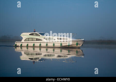 Reflexion von einem Kreuzfahrt-Schiff überqueren Lough Ree, River Shannon County Westmeath, Irland. Stockfoto