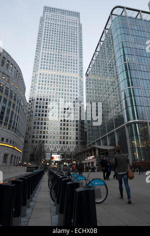 Canary Wharf-Bahnstation in der Nacht im Herzen von Londons Geschäftsviertel Stockfoto