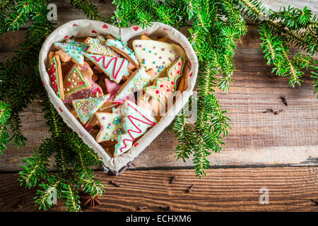 Lebkuchen zu Weihnachten im Herzen Stockfoto