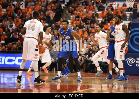 Syracuse, NY, USA. 14. Dezember 2014. 14. Dezember 2014: Louisianna Tech vorwärts verteidigt Erik McCree (2) gegen die Syracuse Orange. Die Syracuse Orange besiegte die Louisiana Tech Bulldogs 71-69 im Carrier Dome in Syracuse, NY. © Csm/Alamy Live-Nachrichten Stockfoto