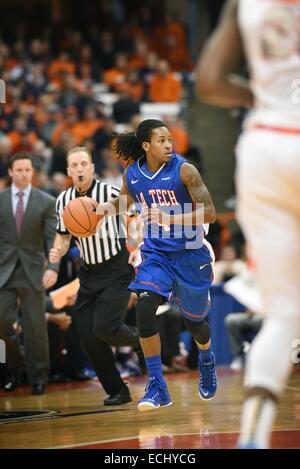 Syracuse, NY, USA. 14. Dezember 2014. 14. Dezember 2014: Louisianna Tech guard Kenneth Smith (4) während der ersten Hälfte des Spiels. Die Syracuse Orange besiegte die Louisiana Tech Bulldogs 71-69 im Carrier Dome in Syracuse, NY. © Csm/Alamy Live-Nachrichten Stockfoto