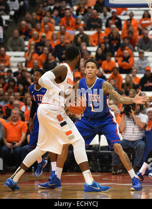 Syracuse, NY, USA. 14. Dezember 2014. 14. Dezember 2014: Louisianna Tech vorwärts verteidigt Michale Kyser (1) gegen die Syracuse Orange. Die Syracuse Orange besiegte die Louisiana Tech Bulldogs 71-69 im Carrier Dome in Syracuse, NY. © Csm/Alamy Live-Nachrichten Stockfoto