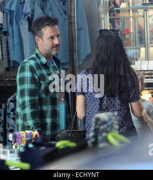 Courteney Cox und David Arquette zusammen für einen Einkaufsbummel bei Marc Jacobs in West Hollywood für ihre Tochter Coco und ihren Freunden gesehen. Der Ex-paar galten Kichern und lachen, als sie über den Store durchsuchen. An einer Stelle war David gesehen. Stockfoto