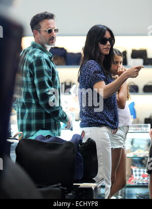 Courteney Cox und David Arquette zusammen für einen Einkaufsbummel bei Marc Jacobs in West Hollywood für ihre Tochter Coco und ihren Freunden gesehen. Der Ex-paar galten Kichern und lachen, als sie über den Store durchsuchen. An einer Stelle war David gesehen. Stockfoto