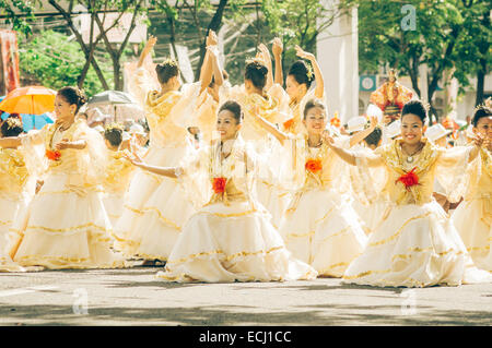 Tänzer in Parade während Sinulog Festival feiern in Cebu City Philippinen. Stockfoto