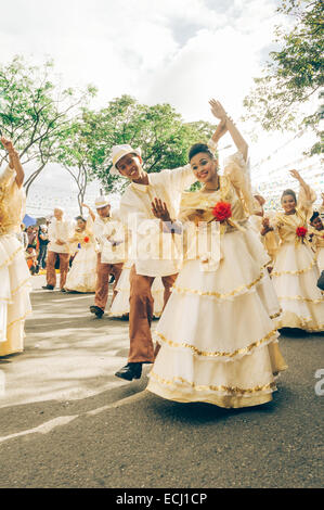 Tänzer in Parade während Sinulog Festival feiern in Cebu City Philippinen. Stockfoto