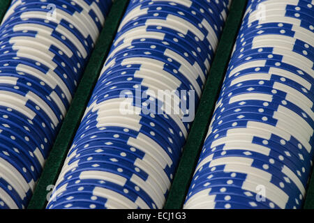 Blaue Poker-Chips in einer Reihe Stockfoto