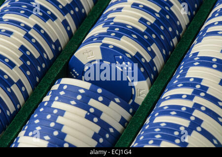 Blaue Poker-Chips in einer Reihe Stockfoto