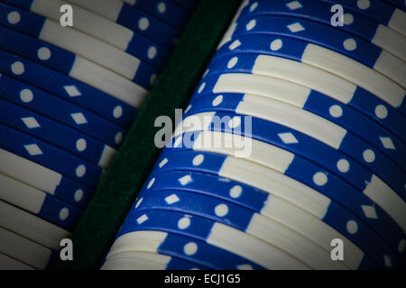 Blaue Poker-Chips in einer Reihe Stockfoto