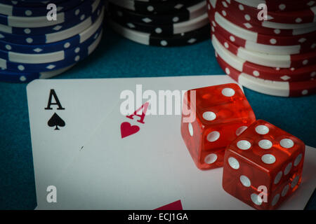 Spielkarten und Würfel mit Glücksspiel-Chips Stockfoto