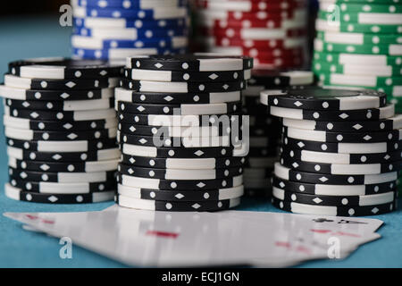 Gestapelte Pokerchips mit Ass-Karte Stockfoto