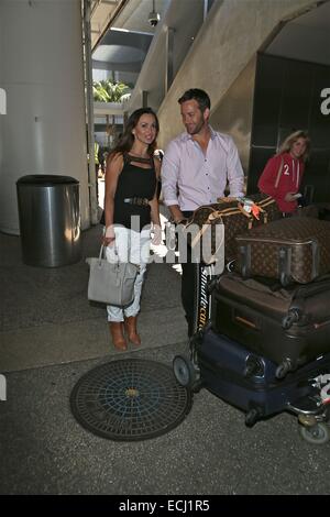 Karina Smirnoff kommt am Los Angeles International Airport (LAX) mit ihren Bofriend schieben einen Trolley Koffer voller Featuring: Karina Smirnoff Where: Los Angeles, California, Vereinigte Staaten von Amerika bei: 12. Juni 2014 Stockfoto