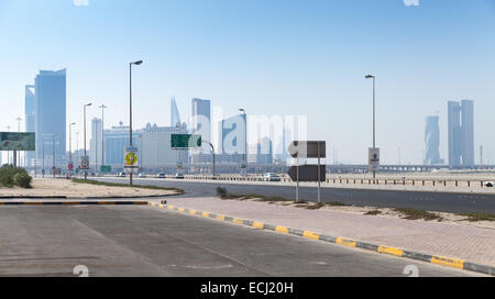 Manama, Bahrain - 21. November 2014: Shaikh Hamad Causeway. Street View von Manama Stadt, Hauptstadt des Königreichs Bahrain Stockfoto