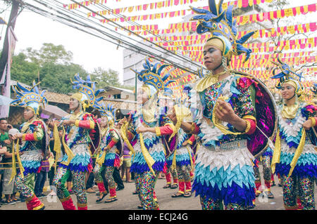 Tänzer in Parade während Sinulog Festival feiern in Cebu City Philippinen. Stockfoto