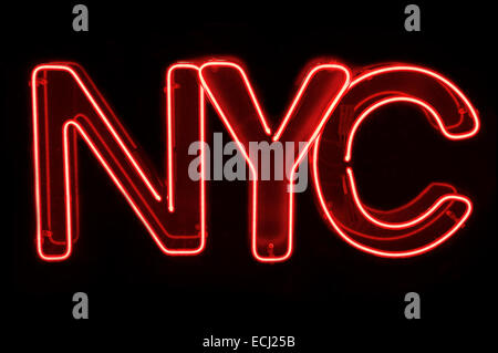 NYC New York City Meldung in roter Neon auf schwarzem Hintergrund Stockfoto