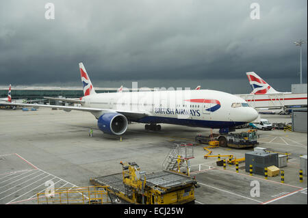 LONDON, UK - 31. Oktober 2013: British Airways Passagier Flugzeuge stehen vor ihren Toren unter dunklem Himmel am Flughafen Heathrow. Stockfoto