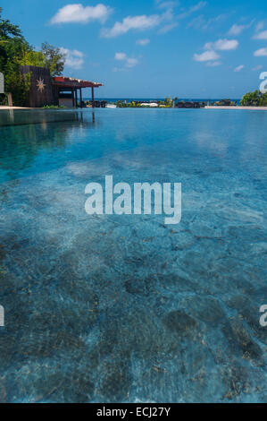 Infinity-Pool am Strand-Resorts oder Hotels für Urlaub Konzepte. Stockfoto