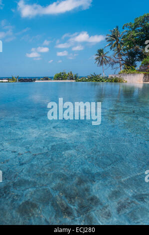 Infinity-Pool am Strand-Resorts oder Hotels für Urlaub Konzepte. Stockfoto