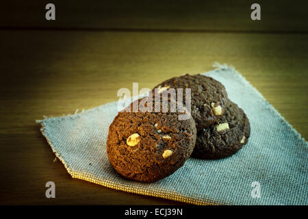 Stapel von Chocolate Chip Cookies auf hölzernen Hintergrund Stockfoto