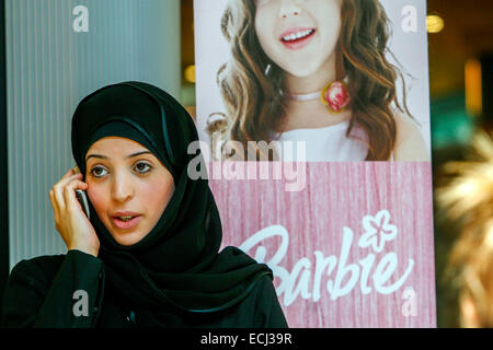 Hijab-Frau ruft an, Handy Barbie Stockfoto