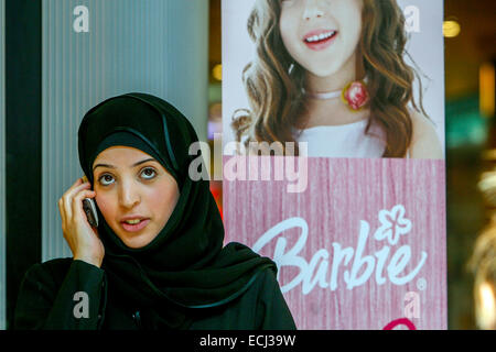 Junge arabische Frau im schwarzen Kopftuch, ruft, Hijab-Frau, Hintergrund in der Werbung auf der Barbie, Prag Tschechien Stockfoto