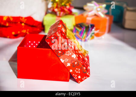 Roten Geschenk-Box mit Deckel. Stockfoto
