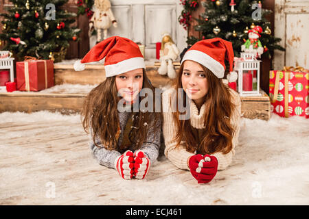 Zwei kleine Mädchen in Weihnachten Hintergrund Stockfoto