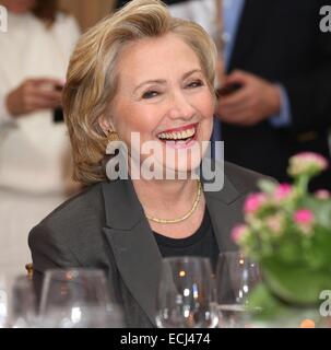 Ehemalige US-Außenministerin Hillary Rodham Clinton richtet sich an Mitglieder des Publikums am The World Resource Institut Mut zu führen Mittagessen an der 538 Park Avenue in New York City. Clinton Bemerkungen geliefert, wie sie, Vorsitzender des World-R eingeführt Stockfoto