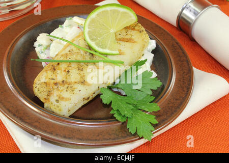 Seehecht mit Kalk, Petersilie, Schnittlauch und Kartoffelsalat Stockfoto