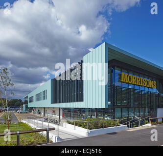 Morrisons Leamington Spa Royal Leamington Spa, Vereinigtes Königreich. Architekt: Aukett Architekten, 2013. Ecke Höhe von Straße Stockfoto